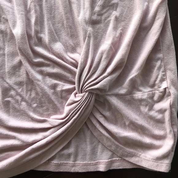 🌿 Soft Pink Ricki’s T-shirt with Knot in front 🌸 - Picture 4 of 5